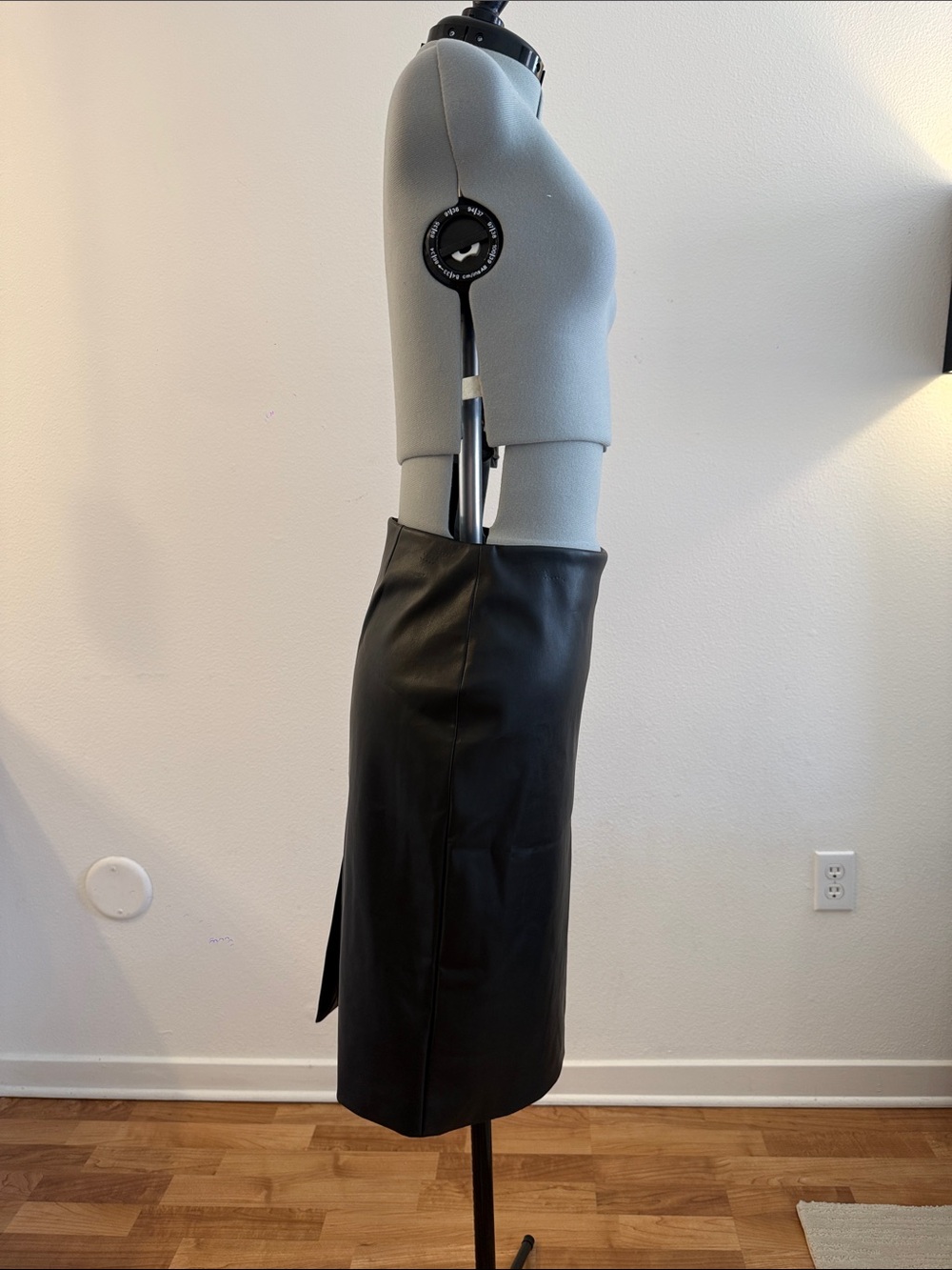 Theory Faux Leather Pencil Skirt 8 Black Work Office Chic NWT - Picture 8 of 12